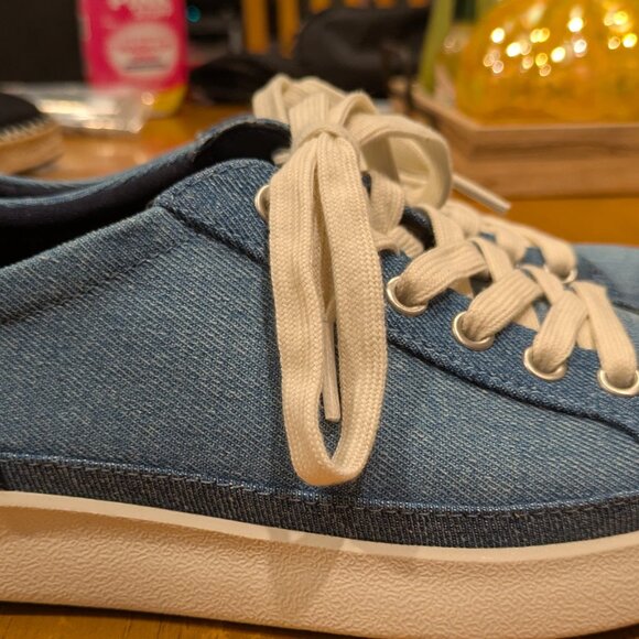 Vionic Winny  Low Top Sneaker in light denim. Excellent almost new condition - Picture 2 of 6